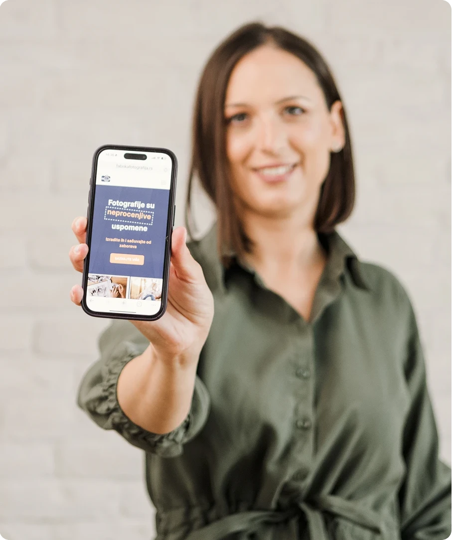 Porodica u parku sa psom